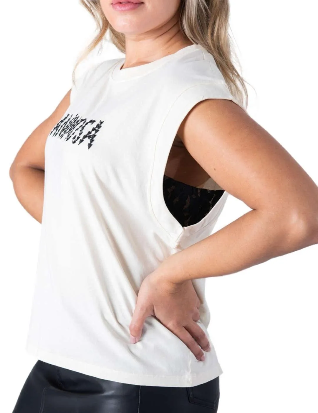 Camiseta Animosa Love beige tachuelas manga sisa para mujer