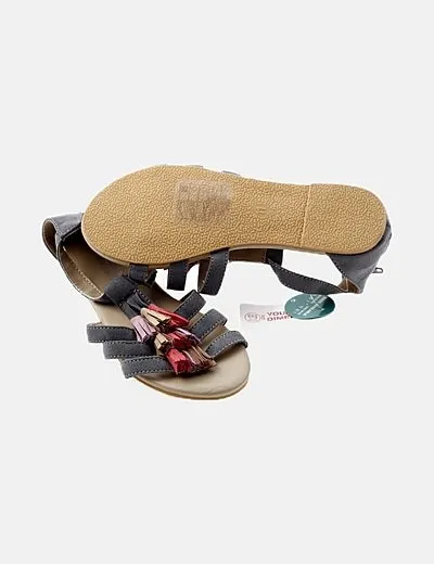 Primark Sandalia gris detalle borlas