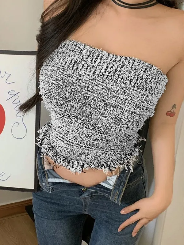 Top bandeau corto ajustado con borlas de punto