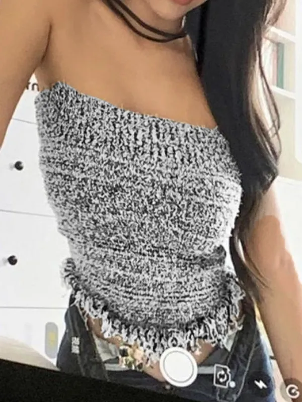 Top bandeau corto ajustado con borlas de punto
