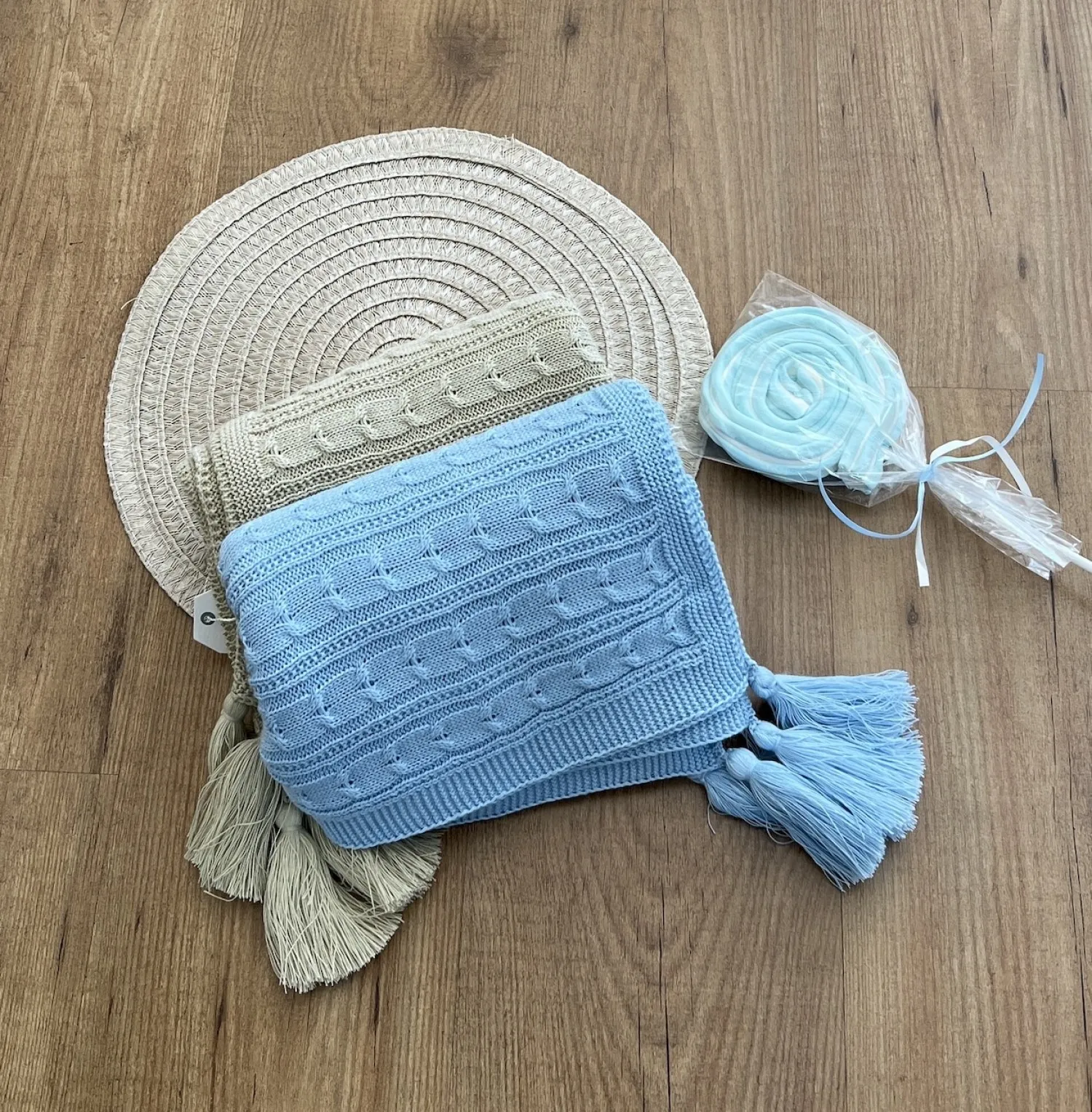 Toquilla en punto finito con borlas