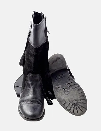 Yowas Bota negra detalle borlas